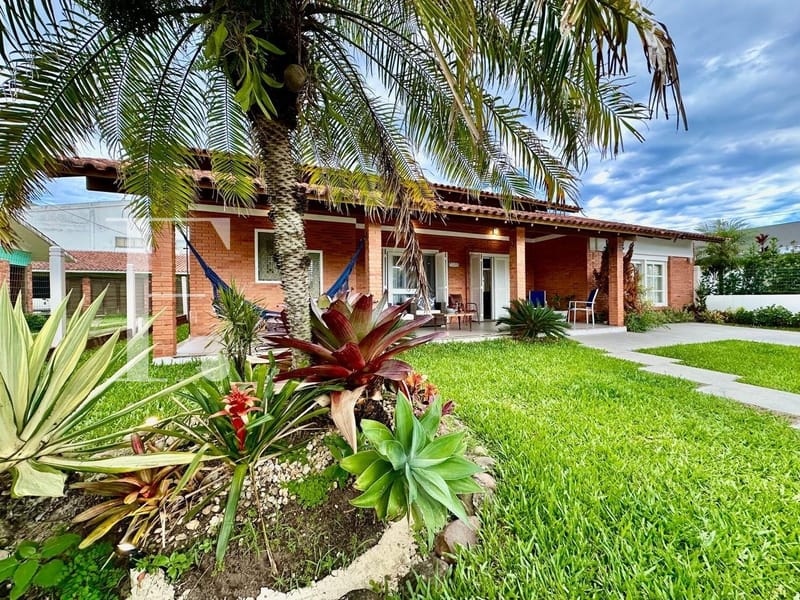 Casa com 521m², 3 dormitórios, 1 suíte, 2 vagas, no bairro Atlântida em Xangri-Lá