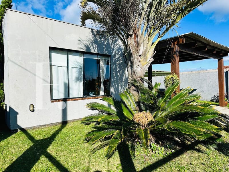 Casa com 106m², 2 dormitórios, 1 suíte, 2 vagas, no bairro Rainha do Mar em Xangri-Lá