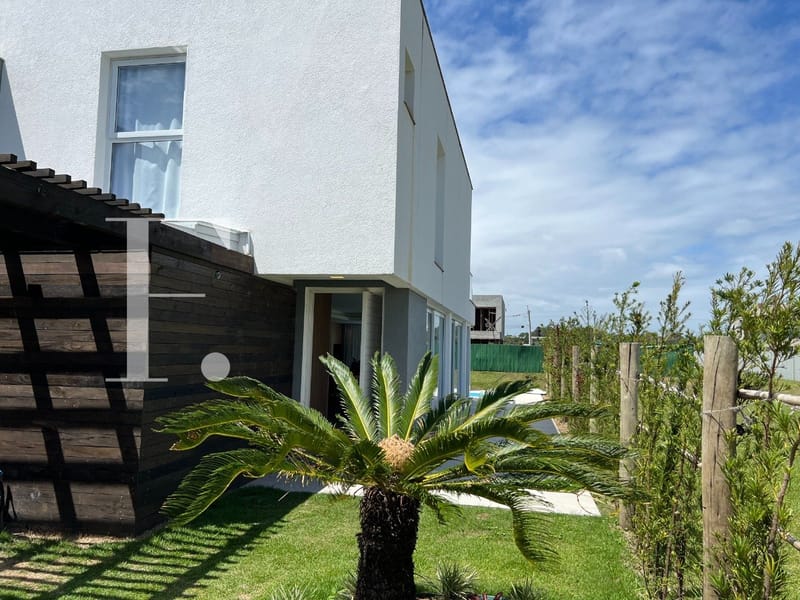 Sobrado com 154m², 3 dormitórios, 3 suítes, 2 vagas, One Atlântida Houses em Xangri-Lá