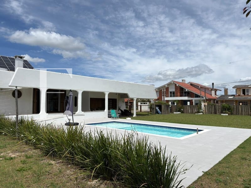 Casa com 1050m², 5 dormitórios, 2 suítes, 2 vagas, no bairro Atlântida em Xangri-Lá