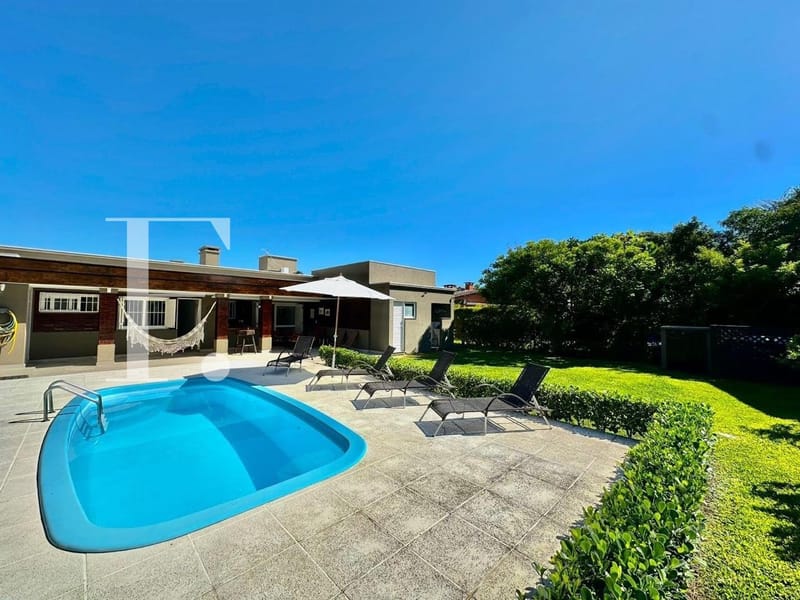 Casa com 183m², 5 dormitórios, 2 suítes, 2 vagas, no bairro Atlântida em Xangri-Lá