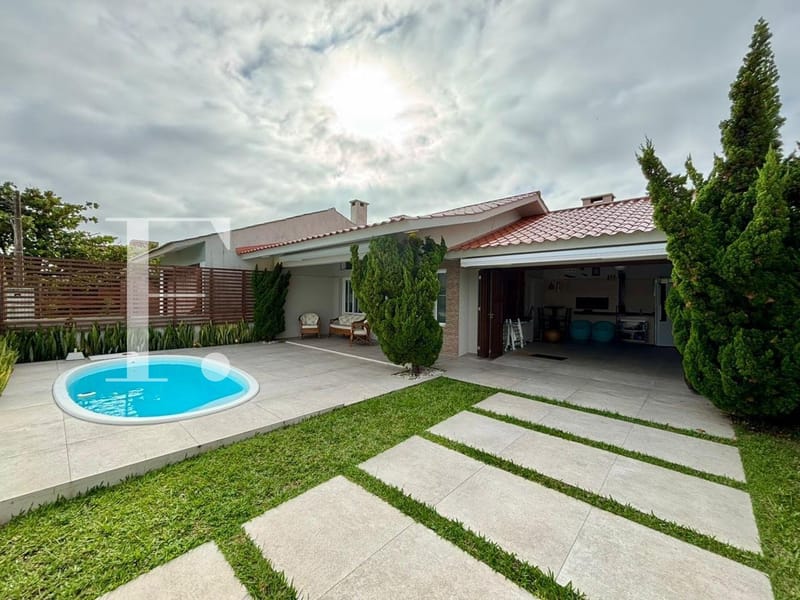 Casa com 191m², 3 dormitórios, 2 suítes, 2 vagas, no bairro Centro em Xangri-Lá