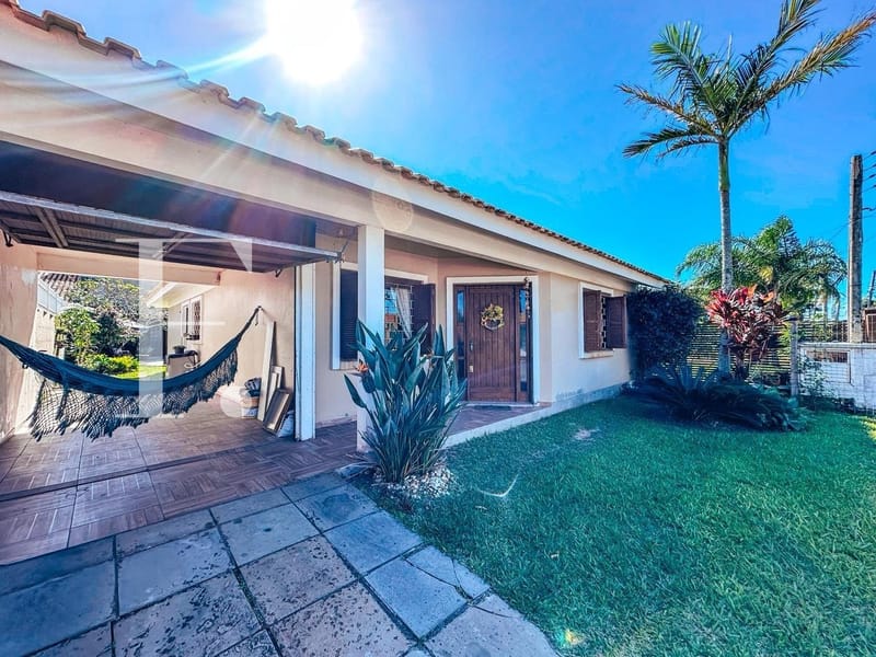 Casa com 360m², 3 dormitórios, 1 suíte, 2 vagas, no bairro Centro em Xangri-Lá