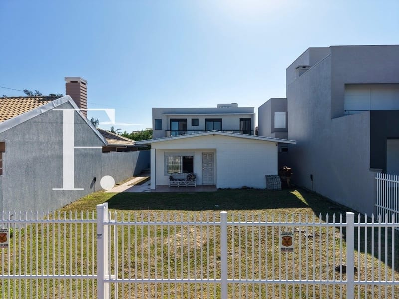 Casa com 112m², 5 dormitórios, 2 vagas, no bairro Centro em Xangri-Lá