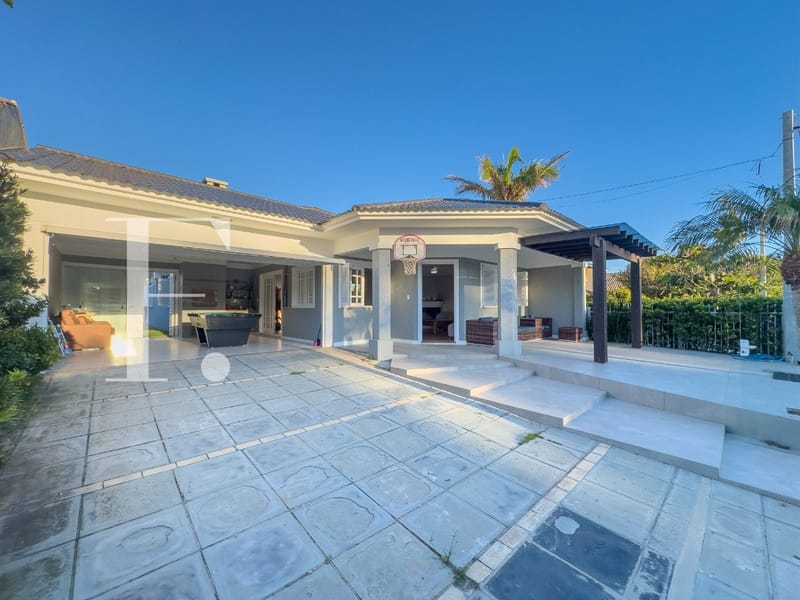 Casa com 200m², 4 dormitórios, 2 suítes, 4 vagas, no bairro Centro em Xangri-Lá