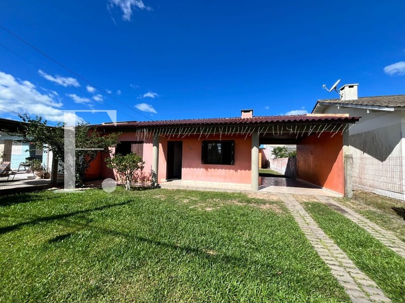 Casa com 85m², 3 dormitórios, 2 vagas, no bairro Centro em Xangri-Lá