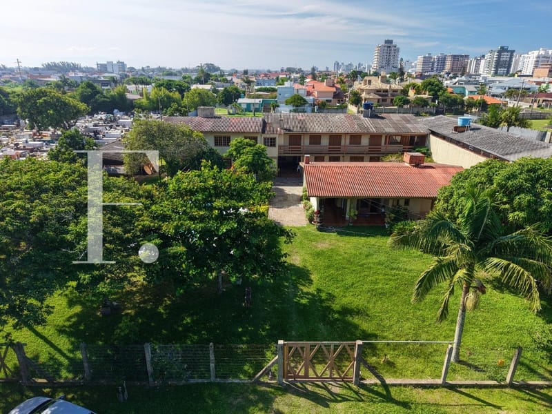 Casa com 186m², 15 dormitórios, 1 suíte, 5 vagas, no bairro Atlântida em Xangri-Lá