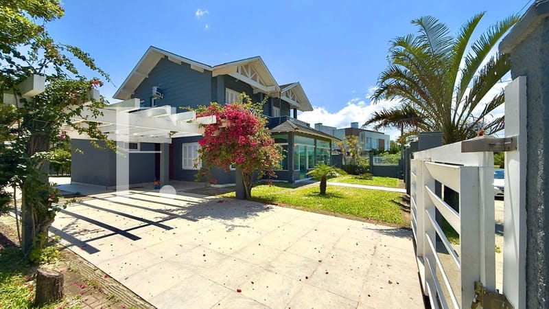 Sobrado com 360m², 5 dormitórios, 5 suítes, 2 vagas, no bairro Atlântida em Xangri-Lá