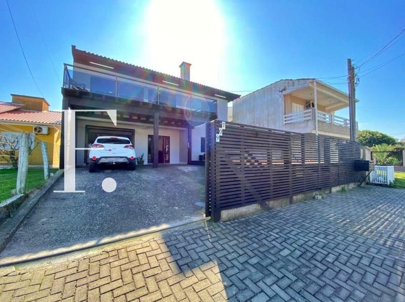 Casa com 188m², 3 dormitórios, 2 vagas, no bairro Centro em Xangri-Lá