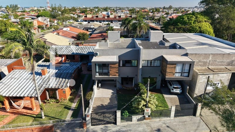 Casa com 196m², 4 dormitórios, 2 suítes, 2 vagas, no bairro Centro em Xangri-Lá