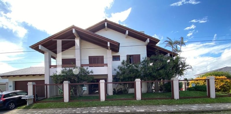 Casa com 353m², 4 dormitórios, 2 suítes, 2 vagas, no bairro Centro em Xangri-Lá