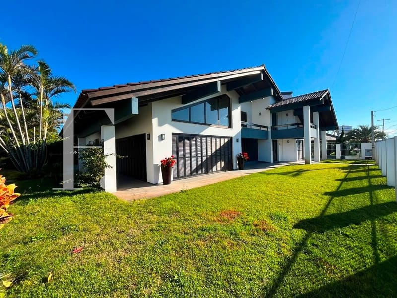 Casa com 445m², 7 dormitórios, 7 suítes, 4 vagas, no bairro Centro em Xangri-Lá