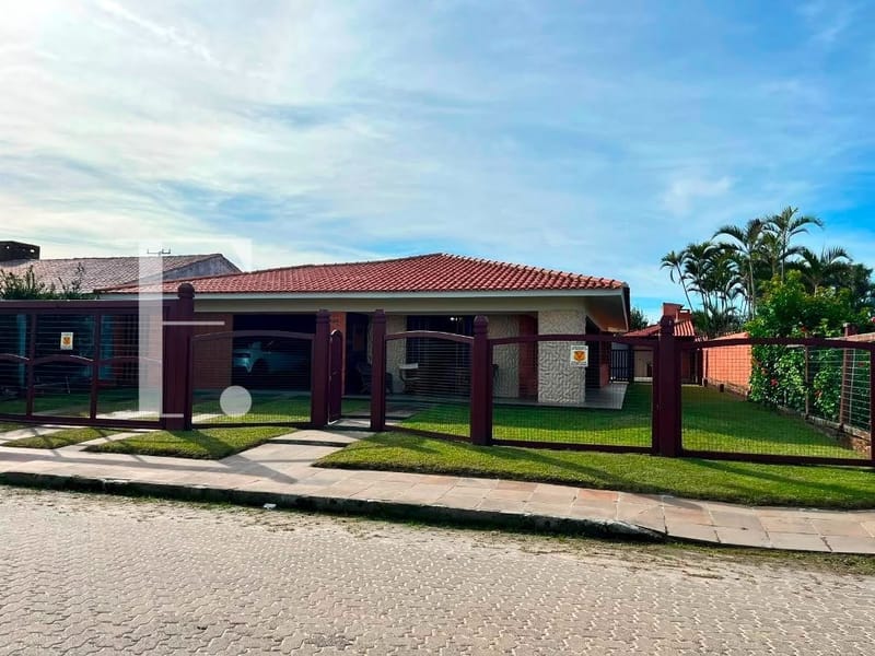 Casa com 195m², 3 dormitórios, 1 suíte, 2 vagas, no bairro Centro em Xangri-Lá