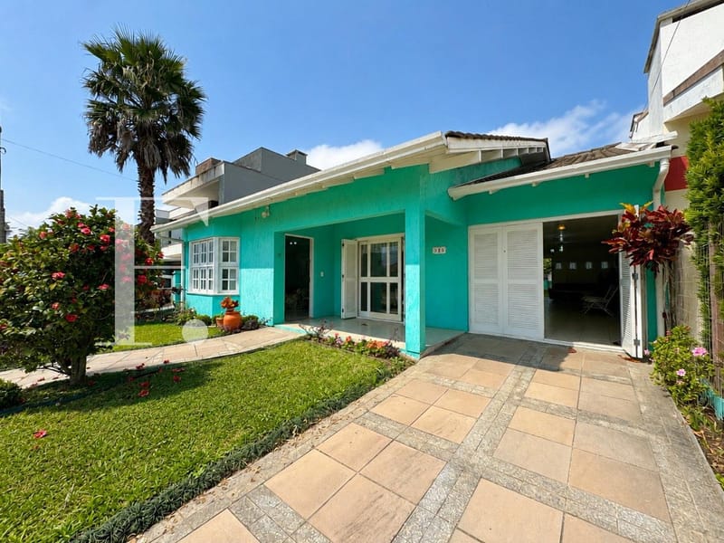 Casa com 166m², 3 dormitórios, 1 suíte, 3 vagas, no bairro Centro em Xangri-Lá