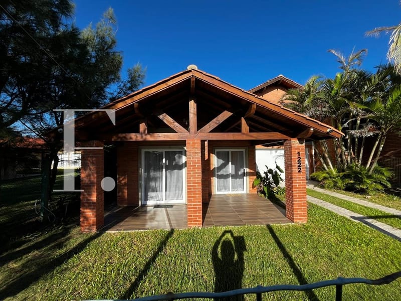 Casa com 210m², 4 dormitórios, 2 suítes, 2 vagas, no bairro Rainha do Mar em Xangri-Lá