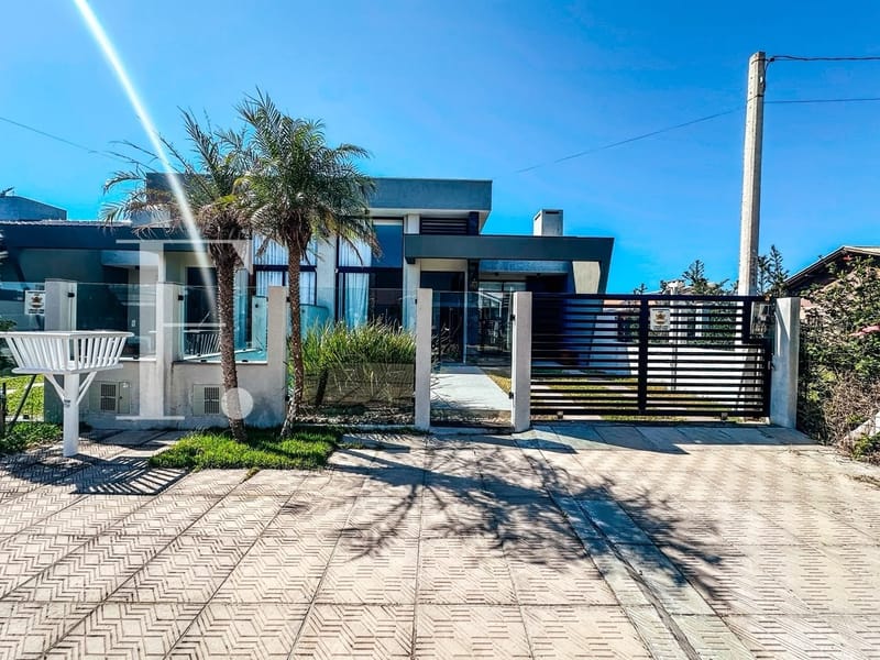 Casa com 89m², 3 dormitórios, 1 suíte, 2 vagas, no bairro Maristela em Xangri-Lá