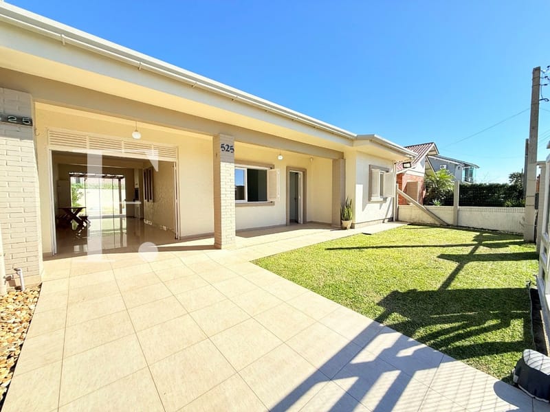 Casa com 124m², 3 dormitórios, 1 suíte, 2 vagas, no bairro Noiva do Mar em Xangri-Lá