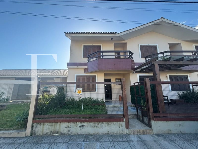 Sobrado com 136m², 3 dormitórios, 1 suíte, 1 vaga, no bairro Centro em Xangri-Lá