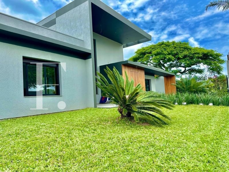 Casa com 235m², 4 dormitórios, 2 suítes, 2 vagas, no bairro Atlântida em Xangri-Lá