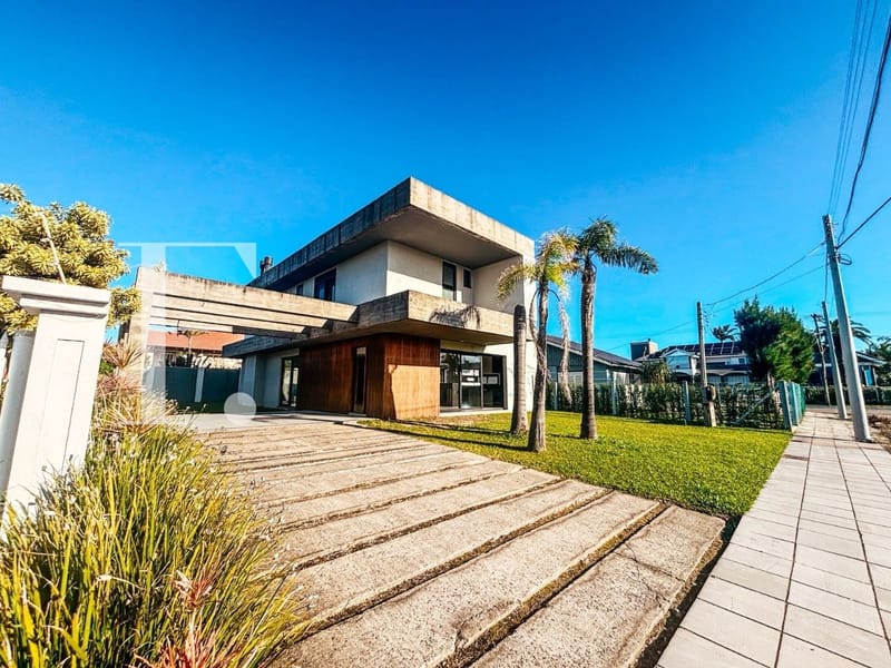 Sobrado com 260m², 4 dormitórios, 4 suítes, 2 vagas, no bairro Atlântida em Xangri-Lá