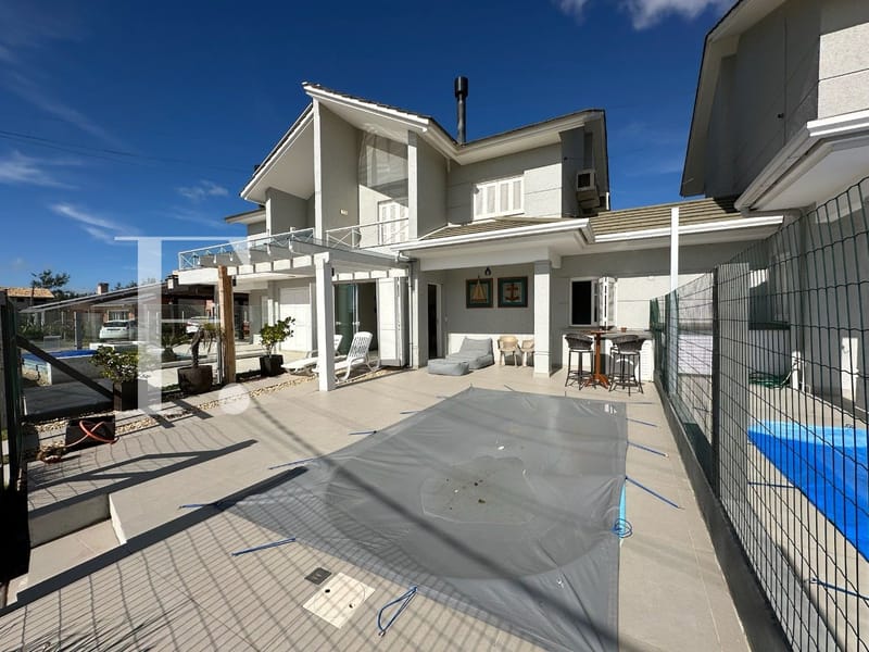 Duplex com 137m², 3 dormitórios, 1 suíte, 2 vagas, no bairro Maristela em Xangri-Lá
