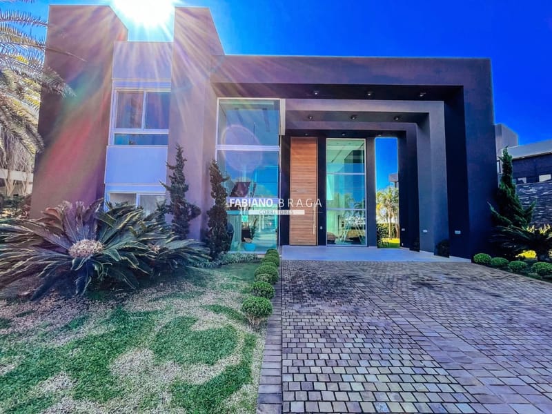 Sobrado com 350m², 4 dormitórios, 4 suítes, 2 vagas, Enseada Lagos em Xangri-Lá