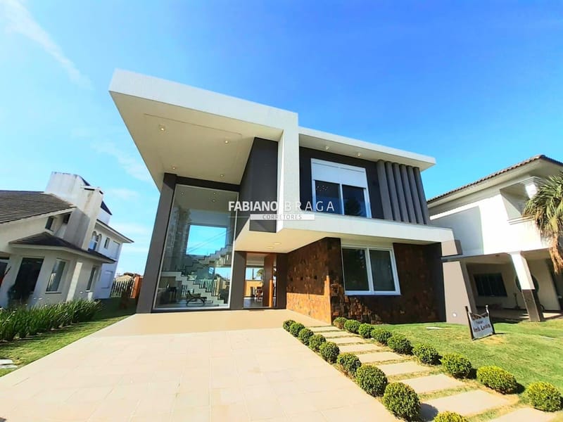 Sobrado com 330m², 4 dormitórios, 4 suítes, 2 vagas, La Plage em Xangri-Lá
