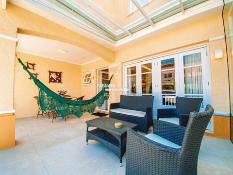 Sobrado com 230m², 4 dormitórios, 2 suítes, 2 vagas, Villas Resort em Xangri-Lá