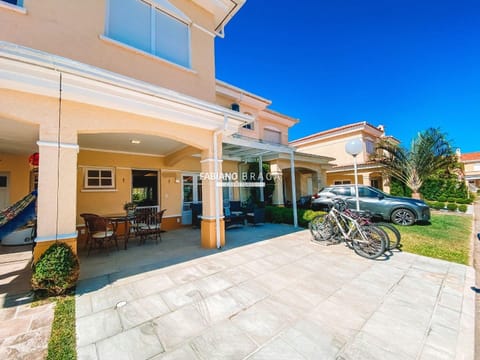 Sobrado com 230m², 4 dormitórios, 2 suítes, 2 vagas, Villas Resort em Xangri-Lá