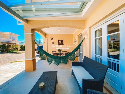Sobrado com 230m², 4 dormitórios, 2 suítes, 2 vagas, Villas Resort em Xangri-Lá