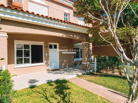 Sobrado com 240m², 4 dormitórios, 2 suítes, 1 vaga, Villas Resort em Xangri-Lá