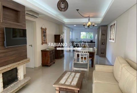 Sobrado com 200m², 4 dormitórios, 4 suítes, 3 vagas, Villas Resort em Xangri-Lá