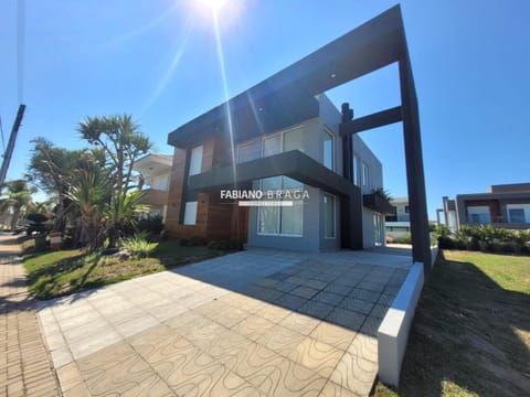 Sobrado com 350m², 4 dormitórios, 4 suítes, 2 vagas, Velas da Marina em Capão da Canoa