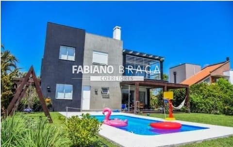 Sobrado com 330m², 4 dormitórios, 4 suítes, 2 vagas, Ventura Club em Xangri-Lá