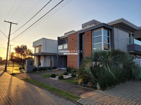 Sobrado com 218m², 5 dormitórios, 3 suítes, Sea Coast em Xangri-Lá
