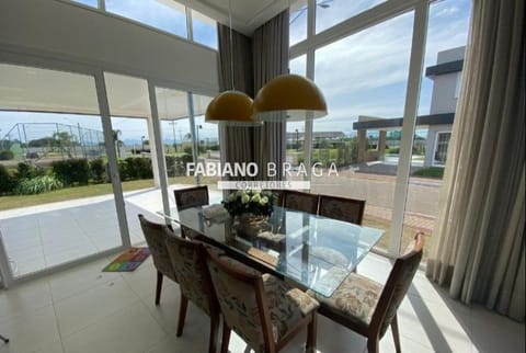 Casa Condomínio com 218m², 4 dormitórios, 4 suítes, 3 vagas, Sea Coast em Xangri-Lá