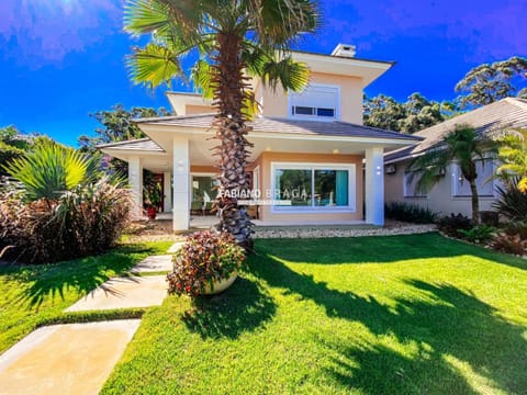 Sobrado com 250m², 4 dormitórios, 2 suítes, 2 vagas, Porto Coronado em Xangri-Lá