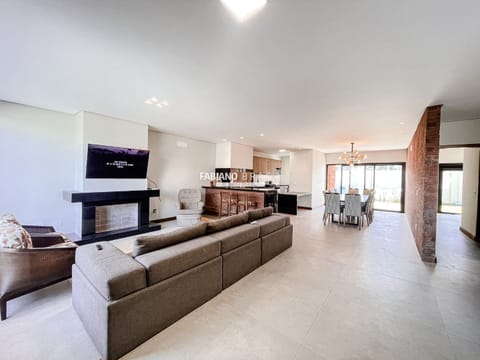 Sobrado com 227m², 4 dormitórios, 4 suítes, 2 vagas, Blue em Xangri-Lá