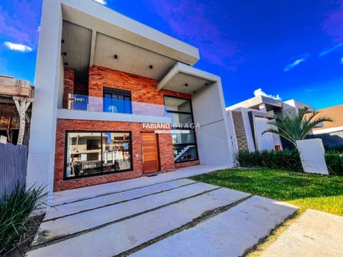 Sobrado com 227m², 4 dormitórios, 4 suítes, 2 vagas, Blue em Xangri-Lá