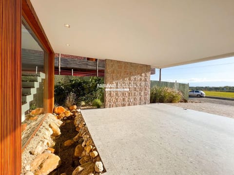 Sobrado com 390m², 4 dormitórios, 4 suítes, 2 vagas, Capão Ilhas Resort em Capão da Canoa