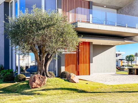 Sobrado com 390m², 5 dormitórios, 5 suítes, 4 vagas, Sense em Xangri-Lá