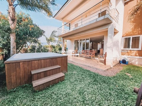 Sobrado com 300m², 3 dormitórios, 3 suítes, 2 vagas, Sea Coast em Xangri-Lá