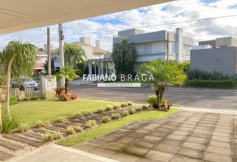 Sobrado com 321m², 4 dormitórios, 4 suítes, 4 vagas, Porto Coronado em Xangri-Lá