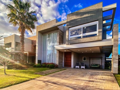 Sobrado com 316m², 5 dormitórios, 5 suítes, 4 vagas, Villaggio em Xangri-Lá