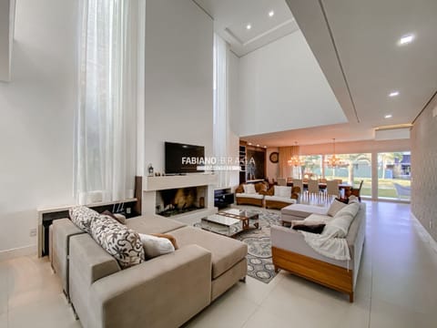 Sobrado com 316m², 5 dormitórios, 5 suítes, 4 vagas, Villaggio em Xangri-Lá