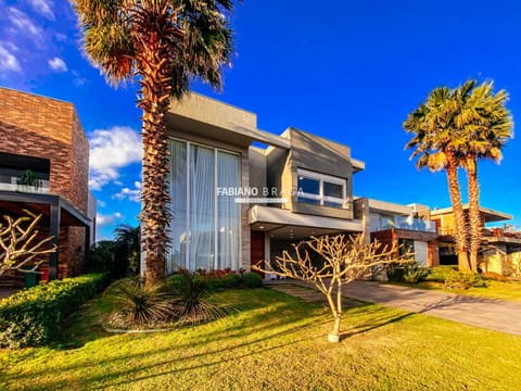 Sobrado com 316m², 5 dormitórios, 5 suítes, 4 vagas, Villaggio em Xangri-Lá