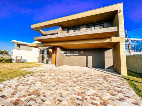 Sobrado com 410m², 5 dormitórios, 5 suítes, 2 vagas, Enseada Lagos em Xangri-Lá