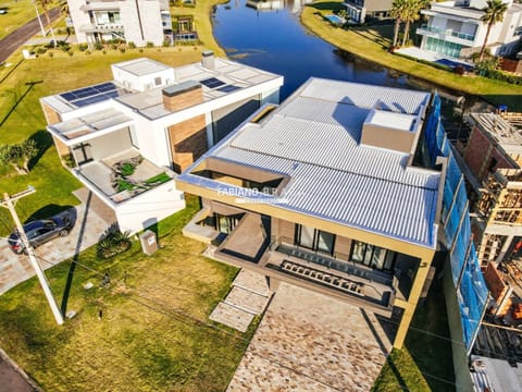 Sobrado com 410m², 5 dormitórios, 5 suítes, 2 vagas, Enseada Lagos em Xangri-Lá