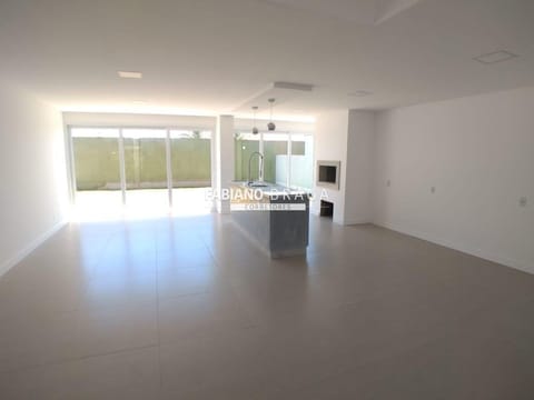 Sobrado com 198m², 4 dormitórios, 4 suítes, 2 vagas, Las Palmas em Xangri-Lá