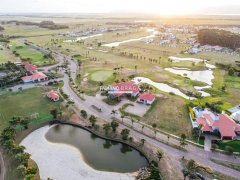 Sobrado com 270m², 4 dormitórios, 4 suítes, 2 vagas, Green Village Golf Club em Xangri-Lá